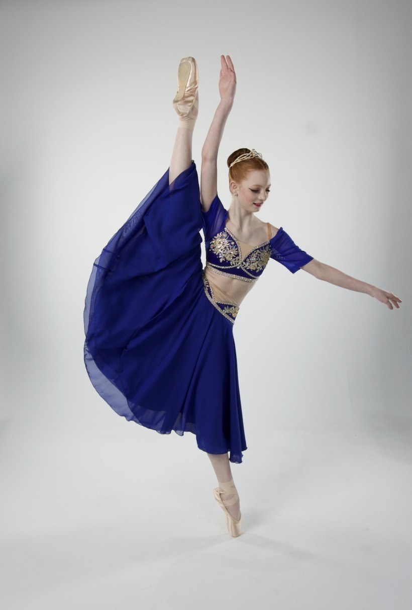 Perfect Pointe dancer on pointe in blue costume